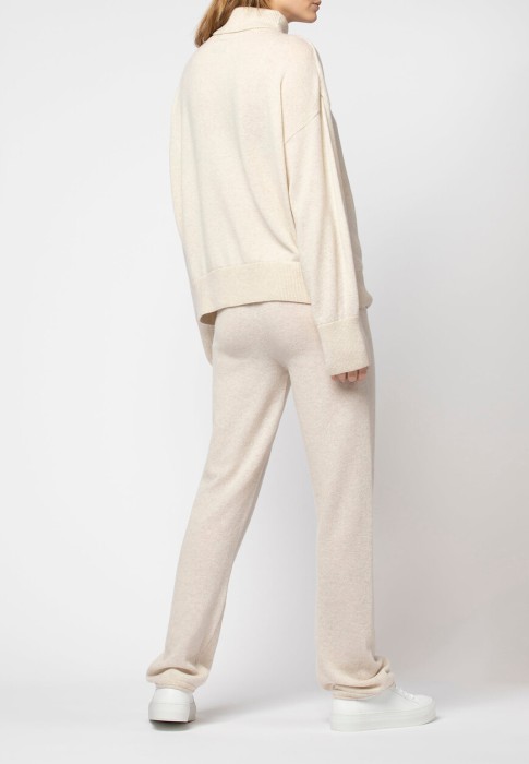 Товар бежевого цвета с внутренней стороны