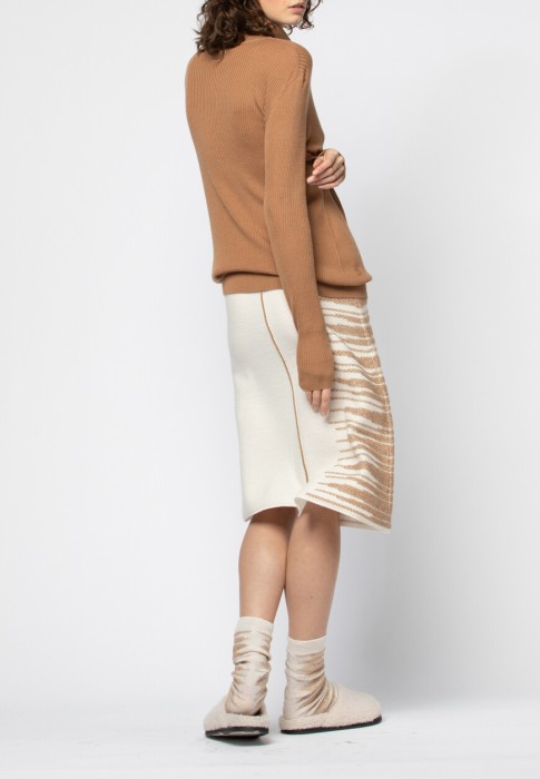 Товар коричневого цвета с внутренней стороны