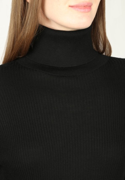 свитер  из проверенных материалов спереди