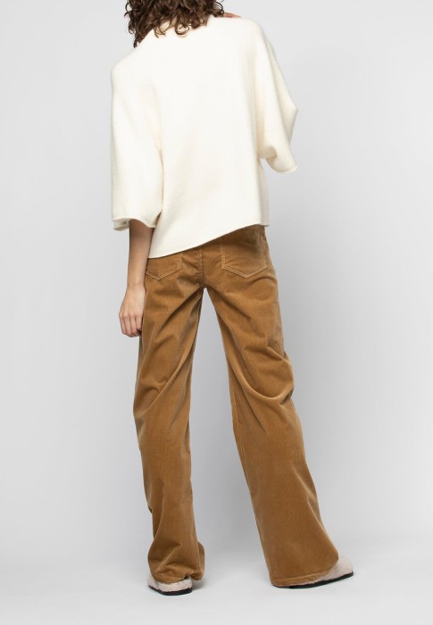 Товар белого цвета с внутренней стороны