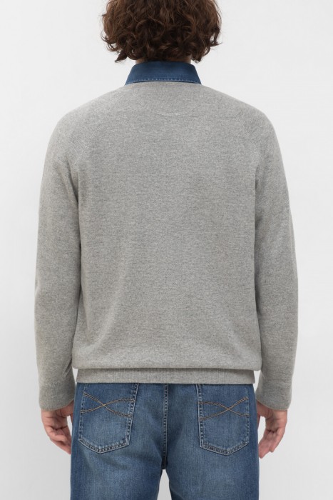 свитер  от бренда brunello cucinelli вид слева