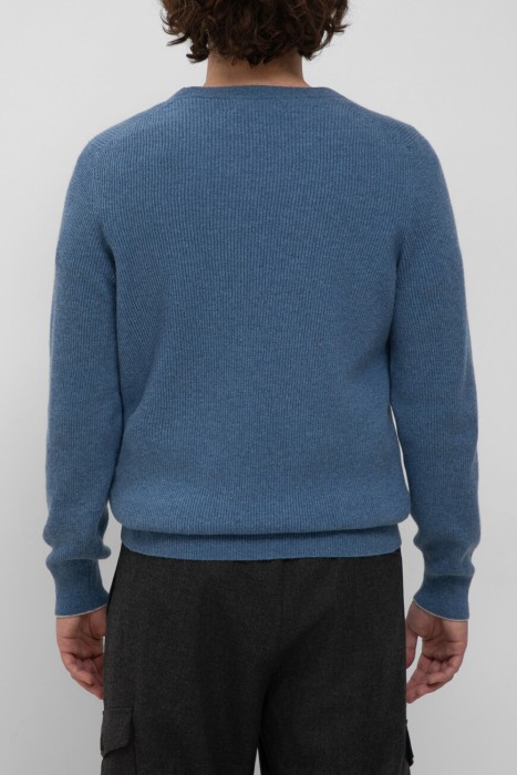 свитер  по цене 112800 руб вид справа