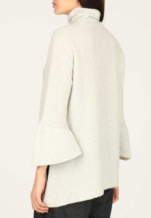 Товар бежевого цвета с внутренней стороны