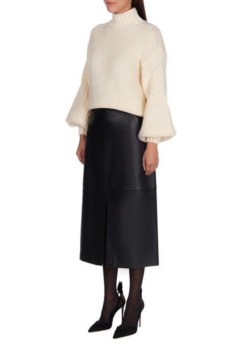 Товар белого цвета с внутренней стороны