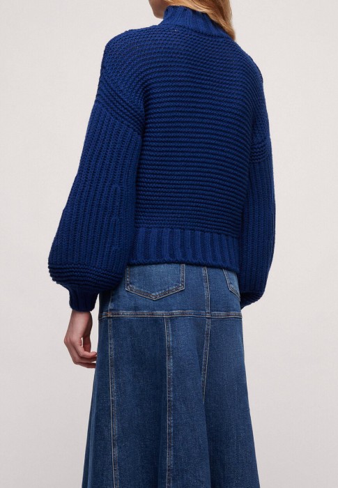 Товар синего цвета с внутренней стороны