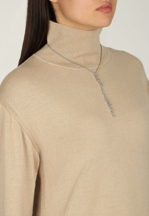 Товар бежевого цвета с внутренней стороны