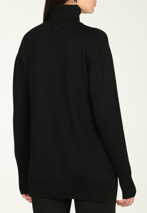 Товар черного цвета с внутренней стороны