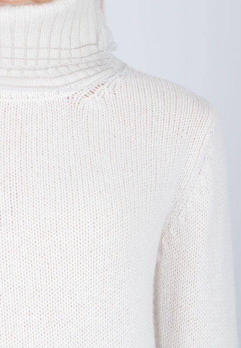 Товар бежевого цвета с внутренней стороны