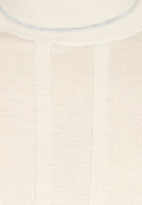 Товар бежевого цвета с внутренней стороны