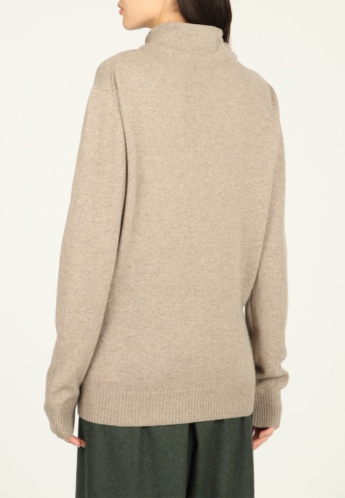 Товар бежевого цвета с внутренней стороны