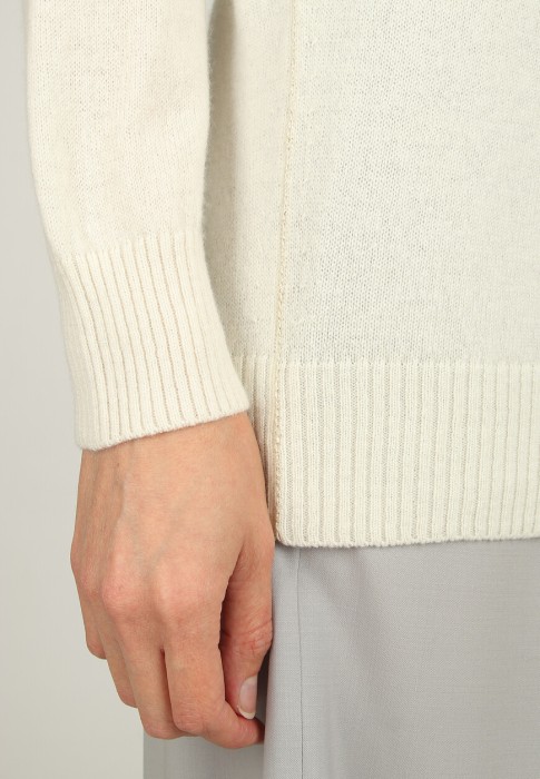 свитер  из проверенных материалов спереди