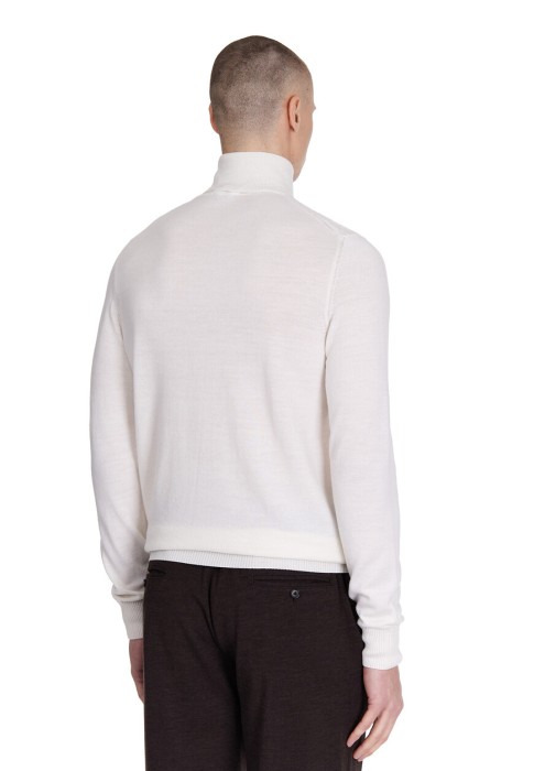 Товар белого цвета с внутренней стороны