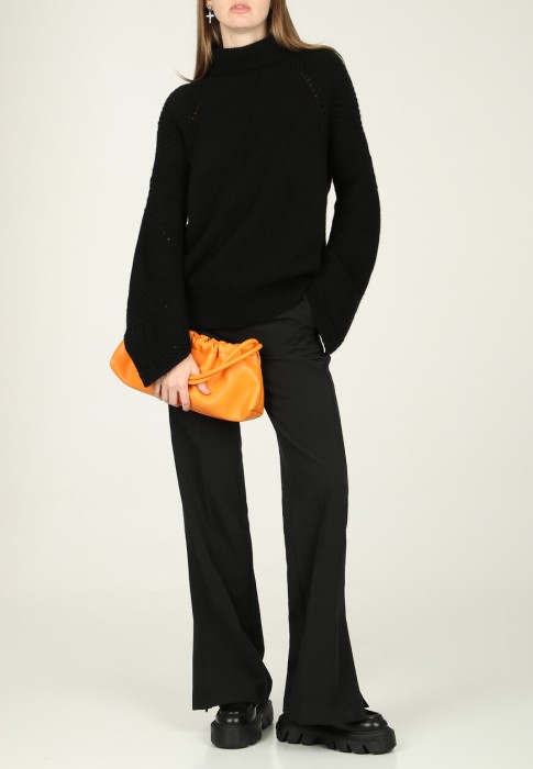 Товар черного цвета с внутренней стороны