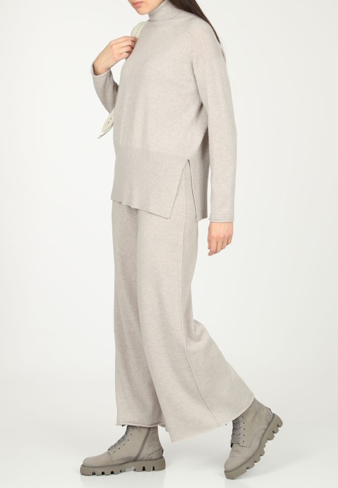 Товар бежевого цвета с внутренней стороны