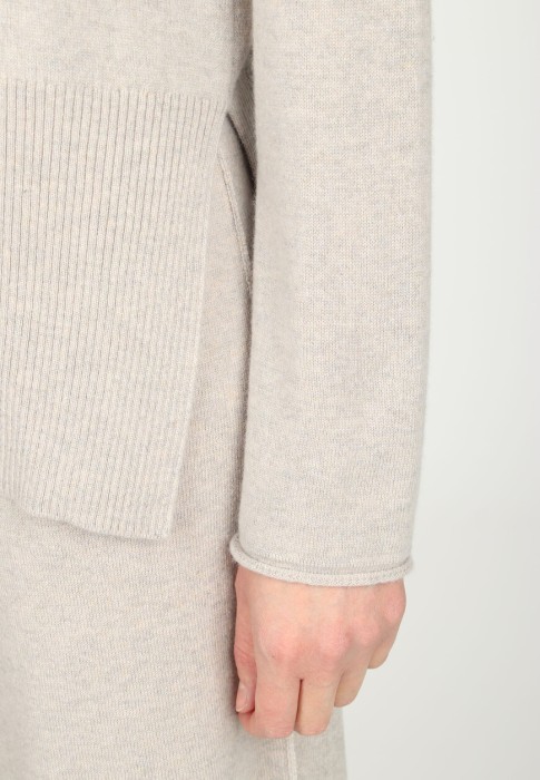 свитер  универсального стиля с лицевой стороны