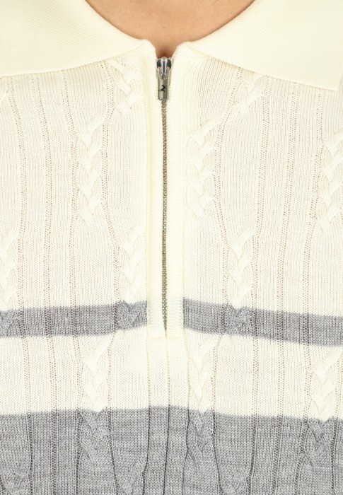 Товар белого цвета с внутренней стороны