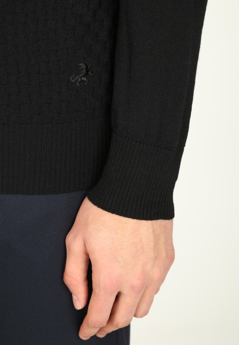 Товар черного цвета с внутренней стороны