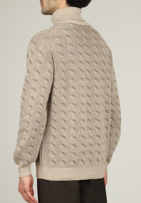 свитер  из италии вид сбоку