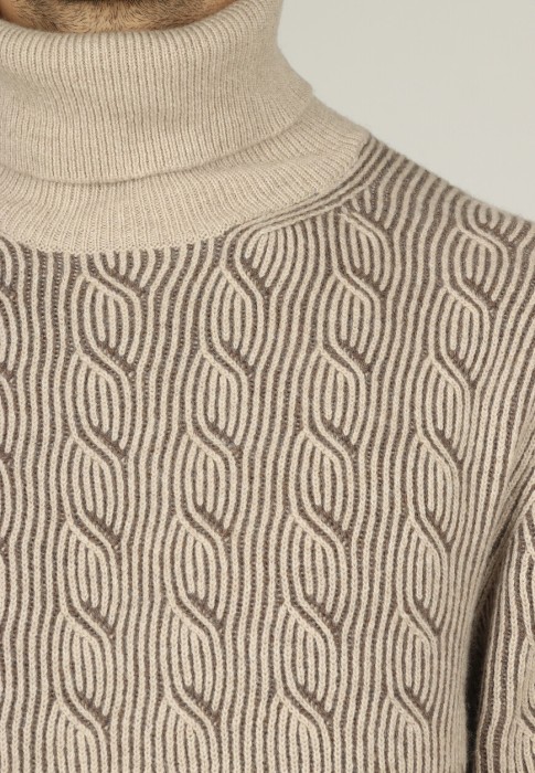 Товар бежевого цвета с внутренней стороны