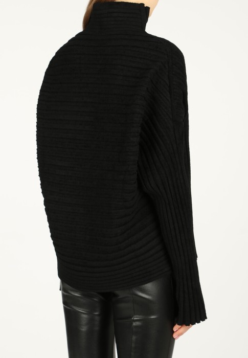 Товар черного цвета с внутренней стороны