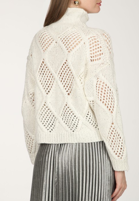 Товар белого цвета с внутренней стороны