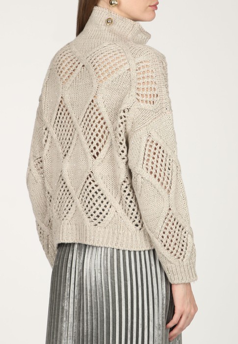 Товар бежевого цвета с внутренней стороны