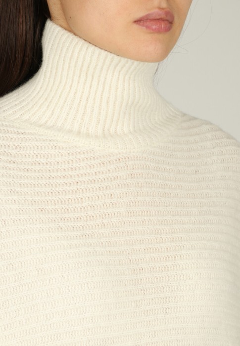 свитер  из проверенных материалов спереди