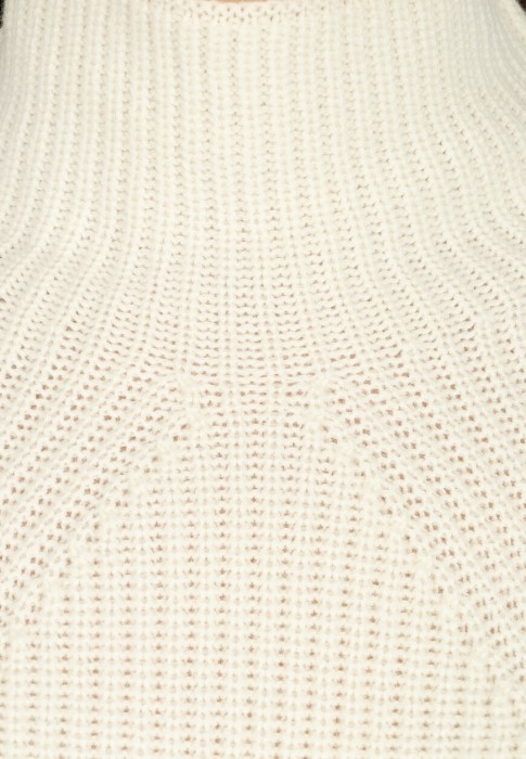 Товар белого цвета с внутренней стороны