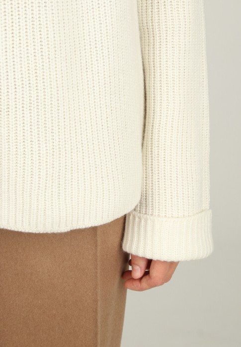 свитер  из проверенных материалов спереди