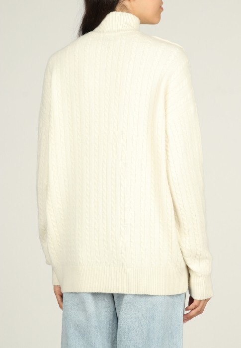 Товар бежевого цвета с внутренней стороны