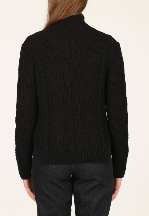 Товар черного цвета с внутренней стороны