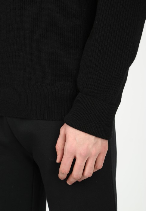 Товар черного цвета с внутренней стороны