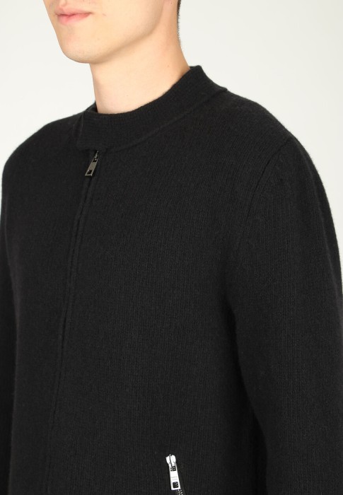 Товар черного цвета с внутренней стороны