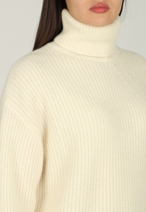 Товар белого цвета с внутренней стороны