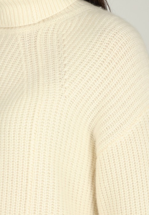 свитер  из проверенных материалов спереди