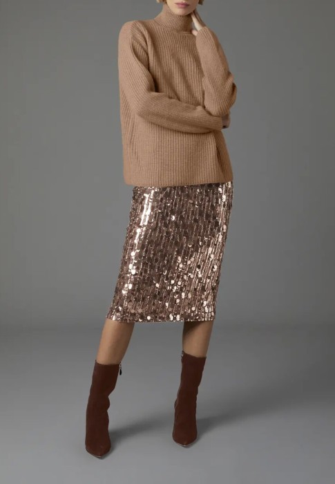 Товар бежевого цвета с внутренней стороны