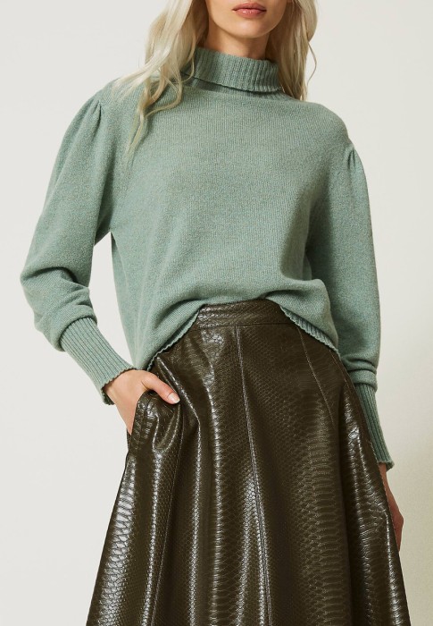 свитер  из италии вид сбоку