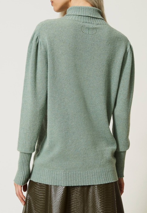 Товар зеленого цвета с внутренней стороны