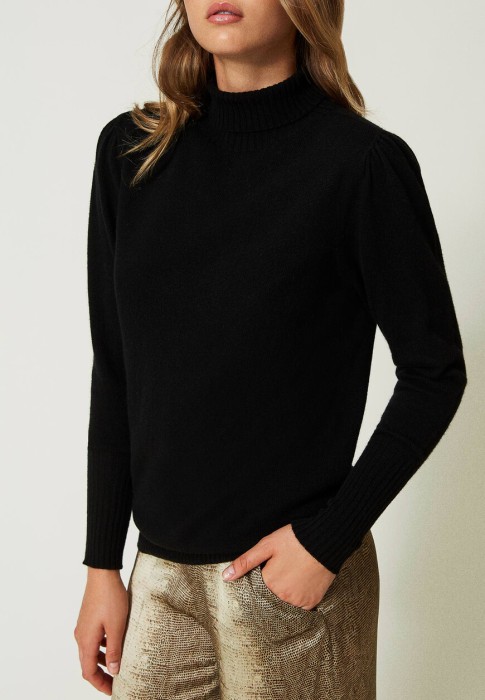 Товар черного цвета с внутренней стороны