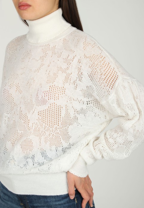 Товар белого цвета с внутренней стороны