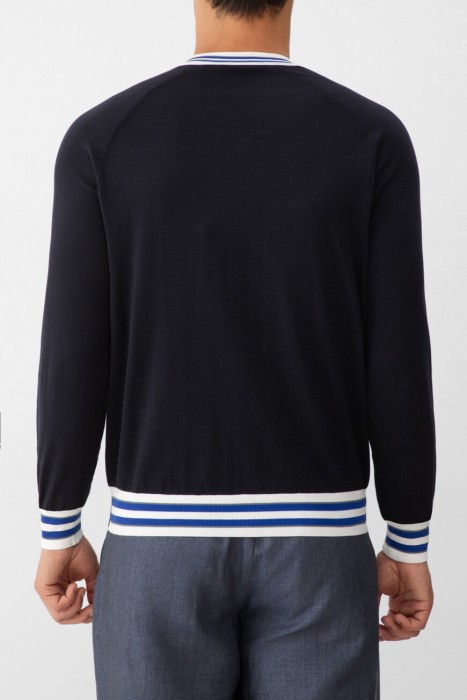 свитер  по цене 112000 руб вид справа