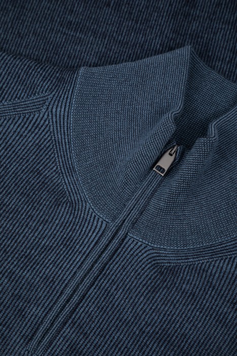 свитер  из шерсти спереди