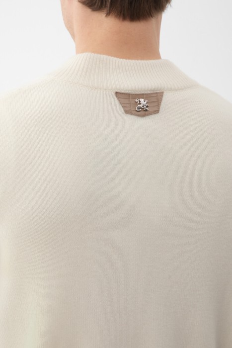 Товар белого цвета с внутренней стороны