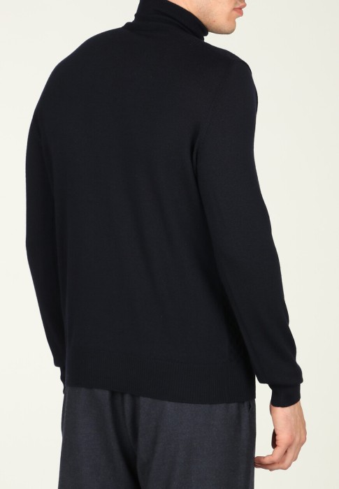 свитер  из италии вид сбоку