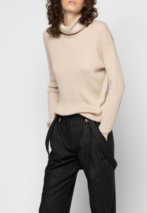 Товар бежевого цвета с внутренней стороны