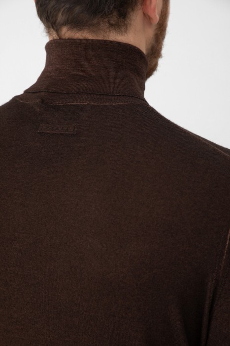 Товар коричневого цвета с внутренней стороны