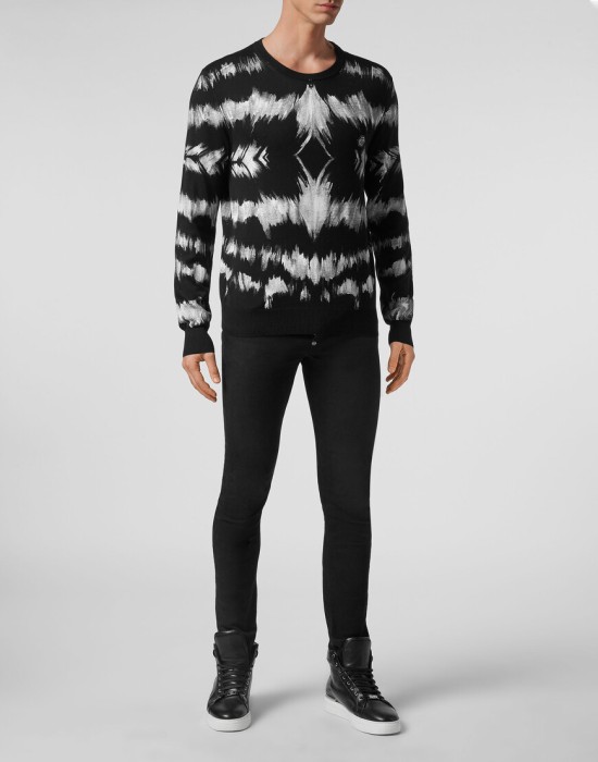 Товар черного цвета с внутренней стороны