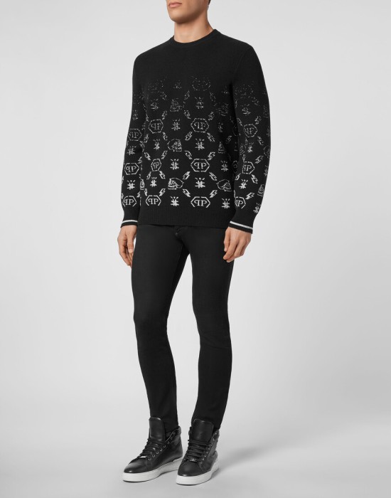 Товар черного цвета с внутренней стороны