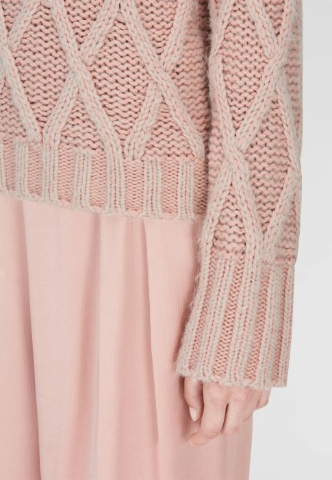 Товар розового цвета с внутренней стороны