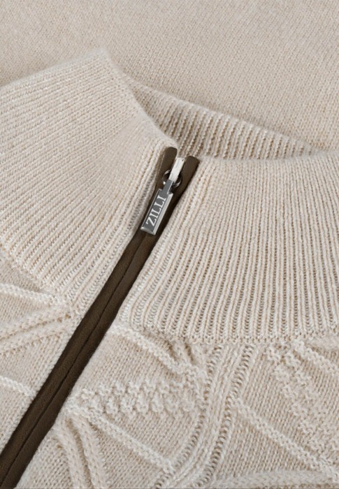 Товар бежевого цвета с внутренней стороны